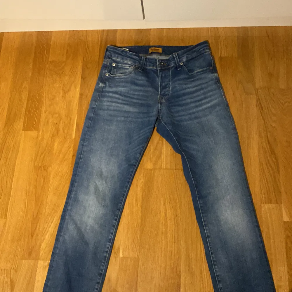 skick 9/10  säljes pga fel storlek  jack&jones slim/glenn. Jeans & Byxor.