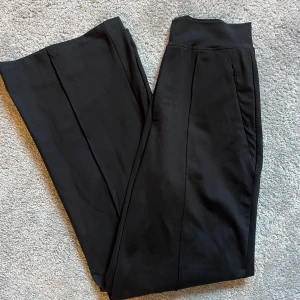 Kostymbyxor - Madlady - Nyskick, modellen heter ”Active Kostymbyxor I Ultrastretch Med Stråveck - Molly Black” i längd short. I storlek S, säljer för 250kr (nypris 649kr)🩷