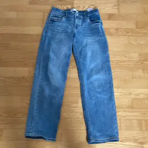 Hej Säljer mina blå levi’s jeans. för att jag inte använder dem längre och är för att dem är för små för mig.dem är i jätte bra skick knappt använd.Skriv vid minsta fråga!!