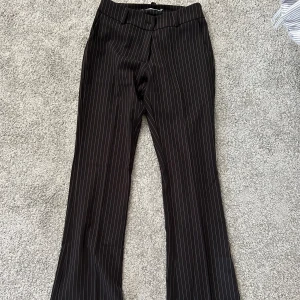 Kostymbyxor  - Svart och vit randiga kostymbyxor från designbysi. Skulle säga att de är midwaist. Använda en gång så i väldigt bra skick🤍