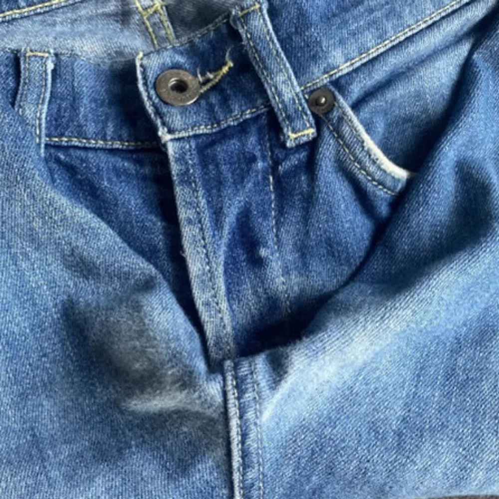 Dondup George | Slitningar från fabrik | Använda men fint skick | size 32 | nypris ca 3200kr | fraktar spårbart via postnord på köparens bekostnad | skriv vid intresse!. Jeans & Byxor.