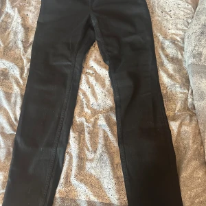 Jeans  - Svarta jeans från H&M som är helt nya i storlek: 40 men passar 38/36!  Säljer för 249kr (FRÅGA OM BÄTTRE FÖRSTA BILD DEN BLEV INTE BRA HÄR) 