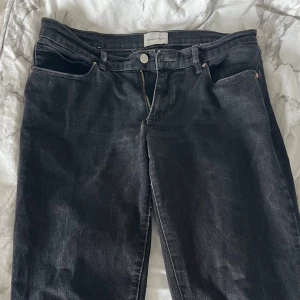 Bootcut jeans - Lågmidjade svarta Abrand jeans i modellen A99 Low boot. Knappt använda och nypriset är ca 1000. Stl 30