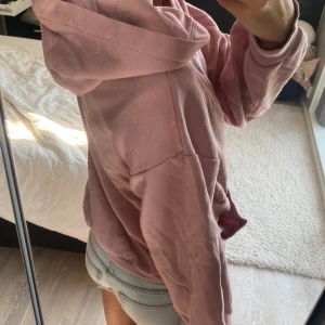 Dammrosa hoodie från HM - En super mysig hoodie från HM i en dammrosa aktig färg. Inget slitage utan bara pytte lite knottrig, men det är inget man lägger märke till. Den är i storlek 158/164 barn. Jag är dock 15 och den passar mig perfekt. Pris kan diskuteras🤗🤩❤️