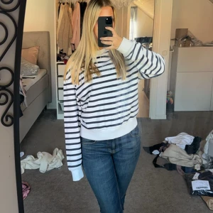 Randig tröja  - Säljer då den aldrig kommit till användning!