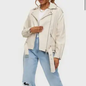 Säljer denna vita/cremefärgade skinnjackan från missguided. Lite oversized med silvriga detaljer. Så fin att styela till en ljus outfit! Säljer då den tyvärr inte kommer till användning någon mer! Skriv för bilder🥰