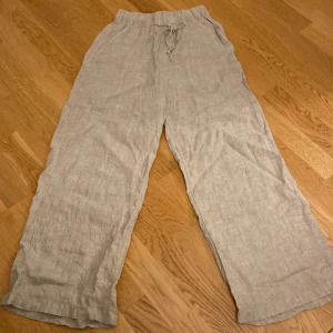 Linnebyxor 34 - Super söta beiga linnebyxor i storlek 34. Säljer då de tyvärr inte kommer till andvändning💞