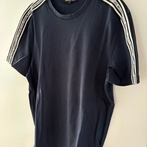 T-shirt från Michael Kors - Fin mörkblå tröja från Michael Kors. 
