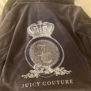 Juicy Couture tröja!  - Super fin vintage Juicy Couture tröja i mörkblått!! Jätte fint skick och en unik tröja 💕 storleken är M men passar även som en S 💞Skriv vid funderingar 