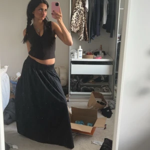 Svart långkjol - Jättefin svart kjol som jag inte har användning för längre