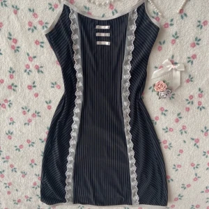 super söt unik klänning - Kort vintage söt klänning köpt second hand men i bra skick!! I strechigt material