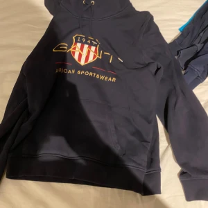 Hoddie - Nu säljer jag mina hoddies som är i bra skick och funkar för de som är ca 12-14 år. 150kr/st eller 600kr för alla