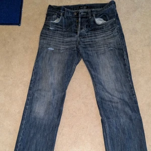 Armani jeans passar för dom som har storlek L och xxl - Fina armani byxor äkta. Möts i uddevalla trollhätan vänersborg   