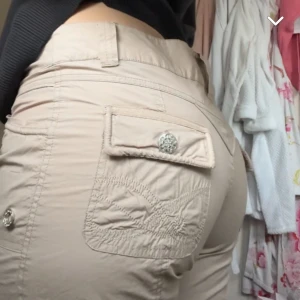 Y2K cargo pants med rhinestones och brodering - Använda fåtal gånger och är i perfekt skick✨