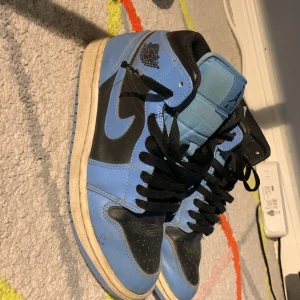 Jordans mid University blue and black - Jordans plus creas skydd 