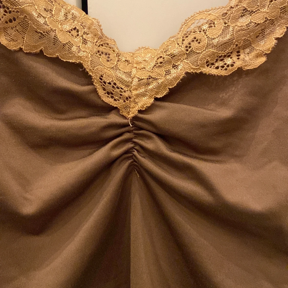 Brun linne med spetsdetaljer - 90