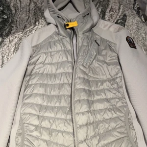 Parajumper cardigan strlk M - Jackan är i fint skicka men lagad i sömmen vid handen