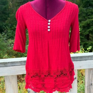 Blus röd  - Topp skick! Har använts en gång för julafton. Vet ej vilket märke 