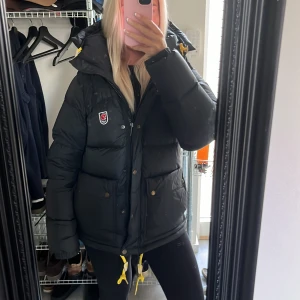 Fjällräven jacka - Funderar på att sälja min fjällräven jacka i färgen svart! Storlek S! Kan även tänka mig byta mot en i xs! 😋inga defekter, som ny! Modell expedition down light jacket W 