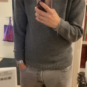 Stickad tröja - En riktigt fin stickad tröja köpt av defacto. Den är i storlek m och ifall du har fler frågor ställ de gärna.