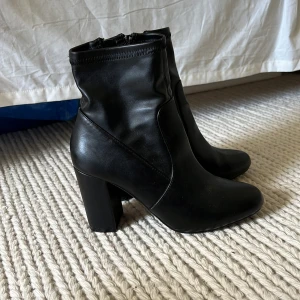 Svarta kängor med klack - Storlek 38 Klackhöjd 7,5 Köpta secondhand och sparsamt använda men ändå väldigt bra skick!