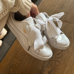 Skor - Vita skor från puma med breda skosnören, lite smutsiga på insidan men annars bra skick. 