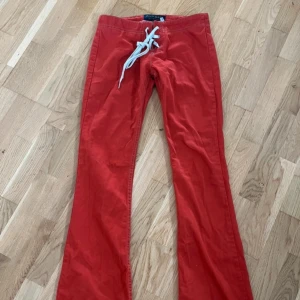Lågmidjade bootcut byxor  - W25 Nypris: 800:-