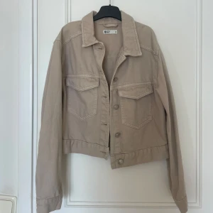 Jeansjacka Ginatricot - Beige jeansjacka i storlek xs från Ginatricot. Använd fåtal gånger