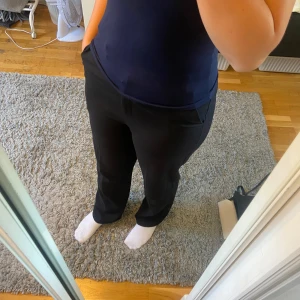 Svarta kostymbyxor från ASOS  - Säljer då dem är förstora på mig. Ser ut som nya och går ner till fötterna för mig som är cirka 170. Har knappar på baksidan och två sidofickor 