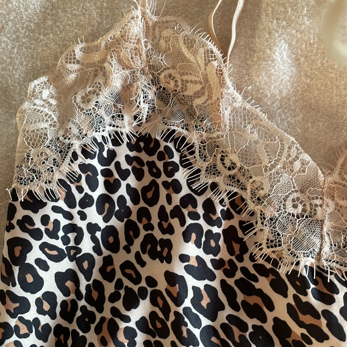 Leopardmönstrad tröja med spetsdetaljer - 91