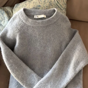 Tjocktröja stickad  - Säljer min blåa stickade mohair mix tröja ifrån zara. Jag krympte den i tvätten då den har en XL till en S. Sitter så fint och passar perfekt nu till hösten 