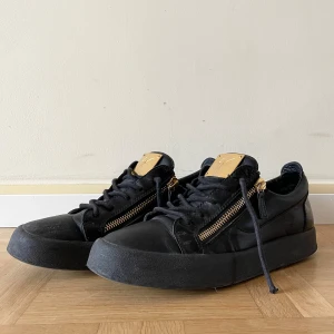 Giuseppe Zanotti skor  - Säljer dessa fräscha Giuseppe Zanotti skor till ett bra pris i storlek 44. Säljes pga brist på användning. Skick 7/10. Pris kan diskuteras!