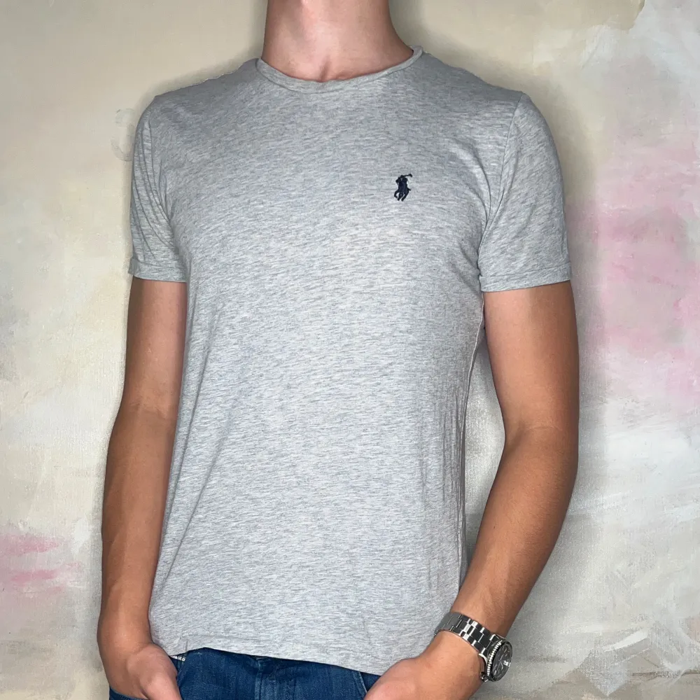  Polo Ralph Lauren Tshirt | Storlek S och modellen är 184 cm lảng | Bra skick, 6/10, deffekt vid armhålan | Nypris 899kr, bra pris på 199kr   . T-shirts.