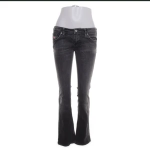 Diesel lågmidjade jeans - OBS! Har sprättat en slit längst ner på byxorna för att få dem vidare, skriv privat för bild