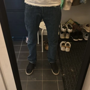 Levis 501 - Tja säljer ett par baggy Jeans, 501 Levis mårkblåa då dem inte komemr till användning. Jättebra skick och knappast använda. Storlek W29 L32.  Kom privat för mer frågor.