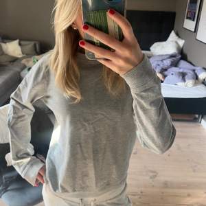 Säljer denna fina gråa sweatshirt. Använd cirka 4 gånger.😇😇