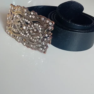 Bälte - Ett skit snyggt bälte med diamanter på det finns lite skador som man kan se på ena bilden och de fattas två diamanter. Tar gärna imot bud!!