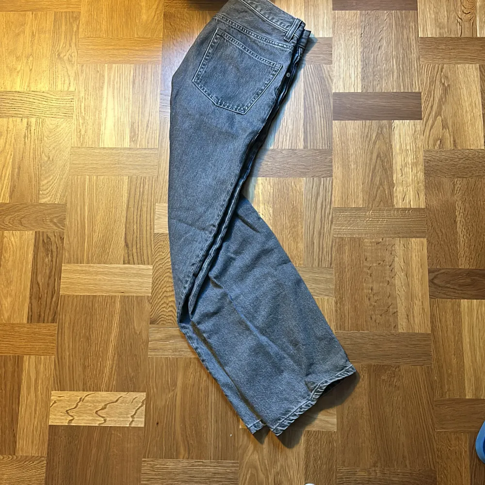 Säljer dessa Oversized jeans från arket modell-mist då de inte riktigt är min stil längre. Köptes i vintras för 1000 kr men har knapp använts och är därför i väldigt bra skick.. Jeans & Byxor.