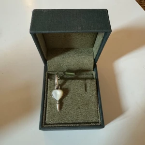 Maria Nilsdotter örhänge  - Super gulligt örhänge från maria Nilsdotter i bra skick! Nypriset är 2495 och säljs inte längre. Örhänget har inga defekter. (Box medföljs)💖💖💖