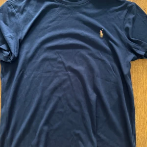 Polo Ralph Lauren T-Shirt - Jättefin Ralph Lauren t-shirt i storlek M, nyskick! Gjort av soft cotton. Har du några fler funderingar (mått osv) är det bara att skicka ett PM! Mvh Wiikens Resell