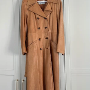 Lädertrenchcoat / Trenchcoat i skinn - Superfin trenchcoat i det mjukaste lädret. Fint skick utan utan några anmärkningsvärda skavanker.  Uppskattningsvis S