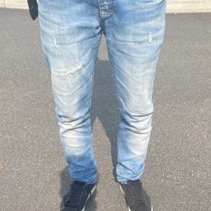 Jeans :Original by Jack and Jones  - 33-36 size. De är väldigt fina jeans, grisch passar mycket med skjortor. Köpt de för 1100kr men kan sälja för 700