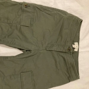 Cargos - Endast använda 3 gånger så är i nyskick! De är straight leg och mid waist, men går att ha som low waist. 💕💕