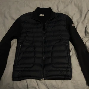 Moncler cardigan  - Har använt den ett par gånger skick 9/10. Vänster fickan kan va lite jobbig att stänga och öppna ibland men det skitsamma. Det storlek S, färgen är marinblå. Hade passat dig som är 175 upp till 182, beror på hur du vill att den ska sitta.