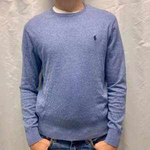 Polo Ralph lauren tröja - Ljusblå polo Ralph lauren tröja gjord på Cashmere och ull. Tröjan är i bra skick.