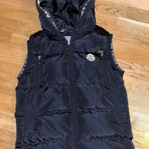 Moncler väst  - Hej, jag säljer min Moncler väst eftersom att jag inte använder den.  Västen är i storlek S och i ganska bra skick. Endast använt ett fåtal gånger. Pris kan disskuterar vid snabb affär. Vid instresse skriv i dm. 