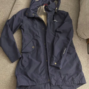 regnjacka  - mörkblå regn jacka i bra skick 