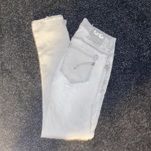 Dondup George  - Ett par Dondup jeans med mycket slitningar o finns mycket kvar o ge, Nypris: 3000kr, Säljer de på grund av att de e försmå, Hör av dig via frågor eller funderingar 💯📦