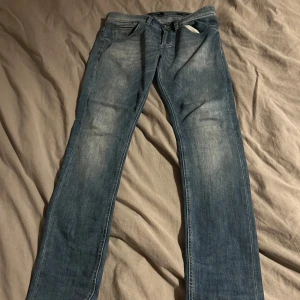 Dondup George  - Säljer dessa riktigt feta jeansen, storlek 30. Ny pris 3200 säljer dessa för 1100 kr