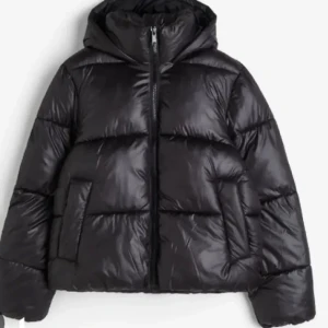 Hm vinterjacka! - Jättefina jacka! Köpt här på Plick, men väljer att sälja den igen för att den satt inte som jag ville. Skriv till mig om ni vill ha bilder hur den sitter  på eller om ni undrar något! 🩷 använd men inga fel på den. 